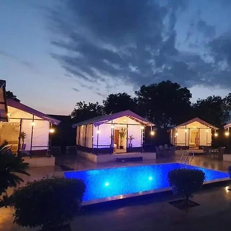 Luxury Farmhouse In Chhatarpur With Pool 뉴델리 외부 사진