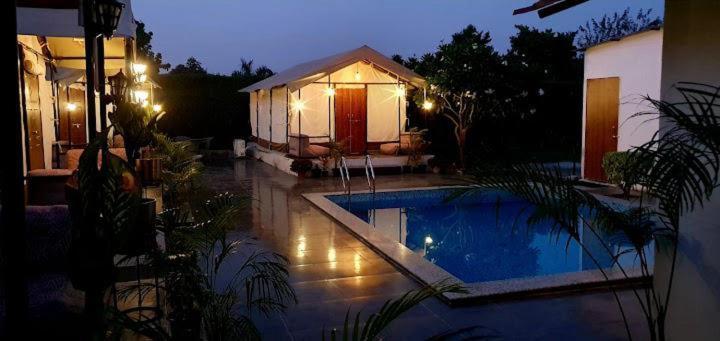 Luxury Farmhouse In Chhatarpur With Pool 뉴델리 외부 사진