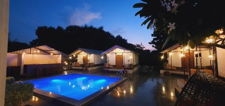 Luxury Farmhouse In Chhatarpur With Pool 뉴델리 외부 사진