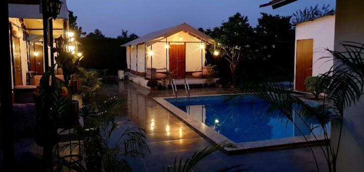 Luxury Farmhouse In Chhatarpur With Pool 뉴델리 외부 사진