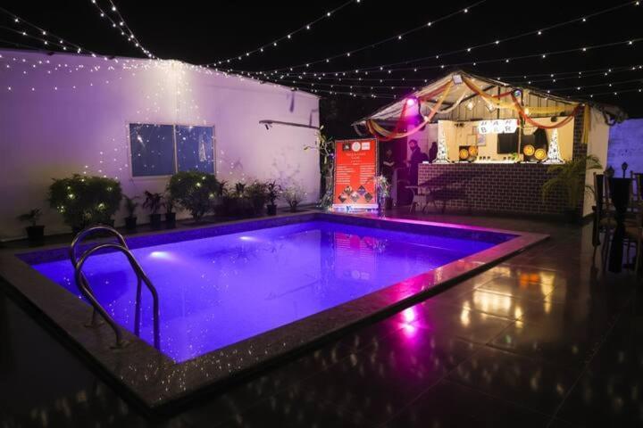Luxury Farmhouse In Chhatarpur With Pool 뉴델리 외부 사진