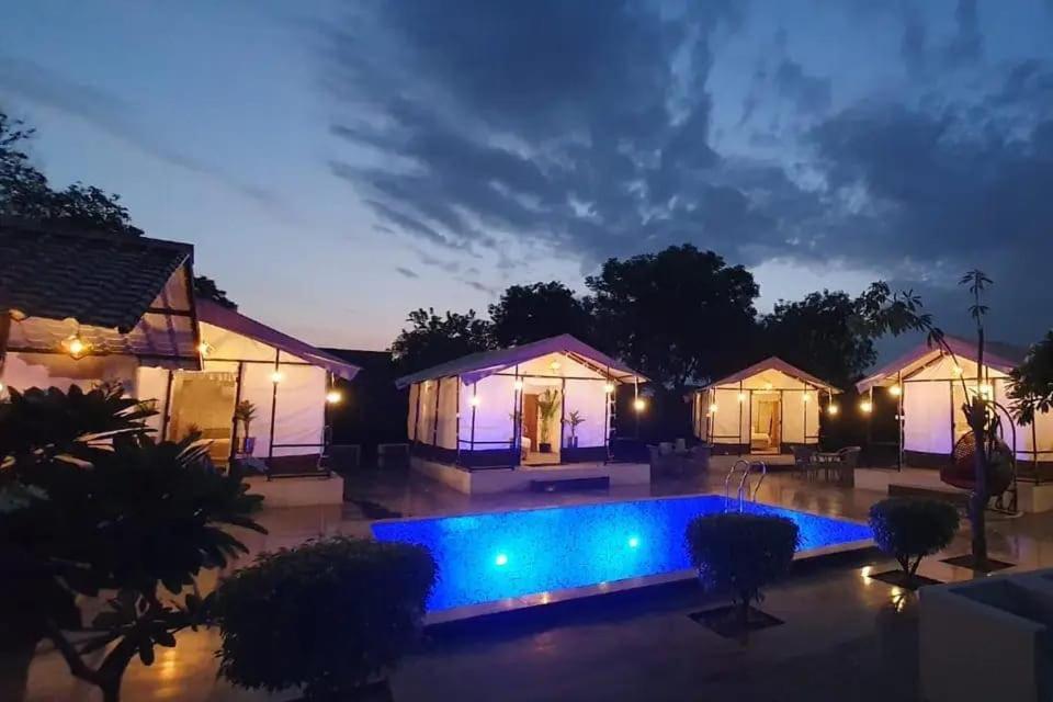 Luxury Farmhouse In Chhatarpur With Pool 뉴델리 외부 사진